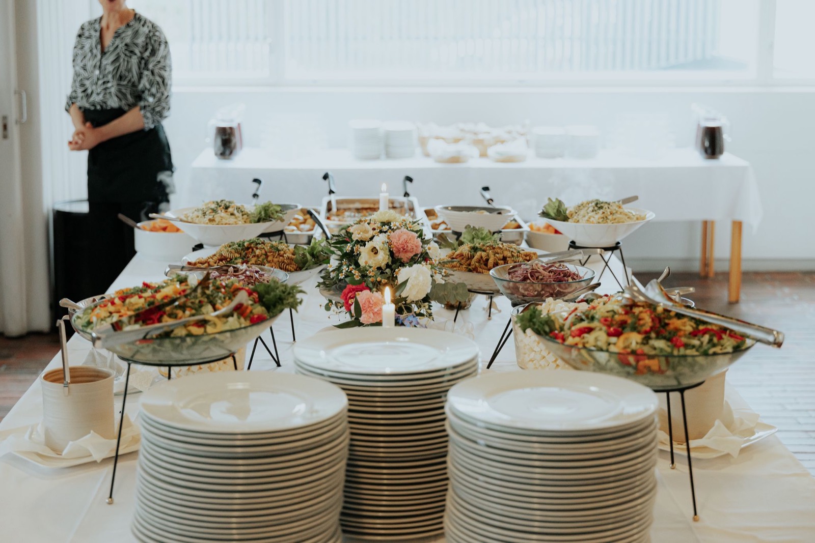 Runsas juhlabuffet: värikkäitä salaatteja, pastaa ja kukkakoristelu